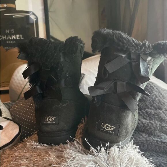 Sz 5 black sheepskin/sherpa  bailey bow 2 UGG classic   Short boot - Picture 2 of 7
